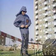 Lata 70., Warszawa, Polska.
Zdzisława Murawska prezentuje odzież roboczą dla budowlańców. 
Fot. Irena Jarosińska, zbiory Ośrodka KARTA