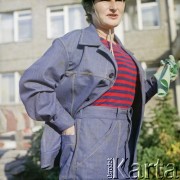 Lata 70., Warszawa, Polska.
Zdzisława Murawska prezentuje kombinezon roboczy dla budowlańców. 
Fot. Irena Jarosińska, zbiory Ośrodka KARTA