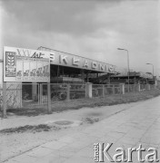 1970, Oleśnica, woj. wrocławskie, Polska.
Składnica maszyn i narzędzi rolniczych należąca do Powiatowego Związku Gminnej Spółdzielni 