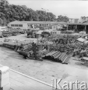 1970, Oleśnica, woj. wrocławskie, Polska.
Składnica maszyn i narzędzi rolniczych należąca do Powiatowego Związku Gminnej Spółdzielni 