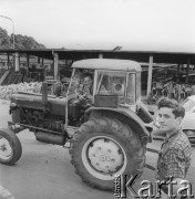 1970, Oleśnica, woj. wrocławskie, Polska.
Składnica maszyn i narzędzi rolniczych należąca do Powiatowego Związku Gminnej Spółdzielni 