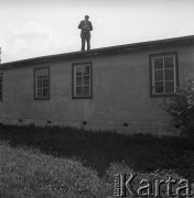 Lata 60., Gdańsk, Polska.
Pracownik Spółdzielni Pracy Rękodzieła Artystycznego „Artes” na dachu budynku.
Fot. Irena Jarosińska, zbiory Ośrodka KARTA
