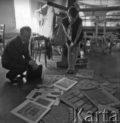 Lata 60., Gdańsk, Polska.
Pracownicy Spółdzielni Pracy Rękodzieła Artystycznego „Artes” przeglądają leżące na podłodze projekty (rysunki) gobelinów.
Fot. Irena Jarosińska, zbiory Ośrodka KARTA
