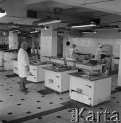 1974, Gdańsk, Polska.
Pracownia wyrobu bombek choinkowych w Spółdzielni Pracy 