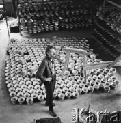 Lata 60., Łysa Góra, woj. krakowskie, Polska.
Wyroby ceramiczne wytworzone w Spółdzielni Wyrobów Ceramicznych „Kamionka”. Na pierwszym planie stoi kierownik artystyczny fabryki Bolesław Książek. 
Fot. Irena Jarosińska, zbiory Ośrodka KARTA