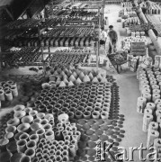 Lata 60., Łysa Góra, woj. krakowskie, Polska.
Wyroby ceramiczne wytworzone w Spółdzielni Wyrobów Ceramicznych „Kamionka”.
Fot. Irena Jarosińska, zbiory Ośrodka KARTA