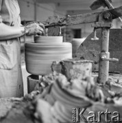 Lata 60., Łysa Góra, woj. krakowskie, Polska.
Spółdzielnia Wyrobów Ceramicznych „Kamionka”. Pracownik formuje naczynie z gliny.
Fot. Irena Jarosińska, zbiory Ośrodka KARTA