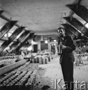 Lata 60., Łysa Góra, woj. krakowskie, Polska.
Kierownik artystyczny Spółdzielni Wyrobów Ceramicznych „Kamionka” Bolesław Książek prezentuje wyroby ceramiczne wytworzone w fabryce.
Fot. Irena Jarosińska, zbiory Ośrodka KARTA