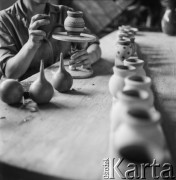 Lata 60., Łysa Góra, woj. krakowskie, Polska.
Spółdzielnia Wyrobów Ceramicznych „Kamionka”. Pracownik podczas ręcznego ozdabiania wazonu.
Fot. Irena Jarosińska, zbiory Ośrodka KARTA