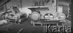 1977, Stalowa Wola, woj. tarnobrzeskie, Polska.
Maszyny budowlane skonstruowane na bazie ciągnika gąsienicowego, produkowane w hali montażowej w Hucie Stalowa Wola. 
Fot. Irena Jarosińska, zbiory Ośrodka KARTA