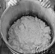 Lata 70., Jaworki k. Szczawnicy, Polska.
Bryndza, miękki podpuszczkowy ser produkowany z owczego mleka.
Fot. Irena Jarosińska, zbiory Ośrodka KARTA