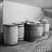 Lata 70., Jaworki k. Szczawnicy, Polska.
Bryndza w beczkach.
Fot. Irena Jarosińska, zbiory Ośrodka KARTA