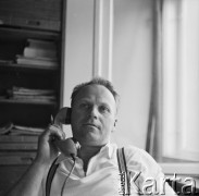 Lata 60., Polska.
Pracownik biura ubojni owiec rozmawia przez telefon.
Fot. Irena Jarosińska, zbiory Ośrodka KARTA