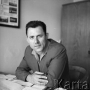 Lata 60., Polska.
Pracownik biura ubojni owiec.
Fot. Irena Jarosińska, zbiory Ośrodka KARTA