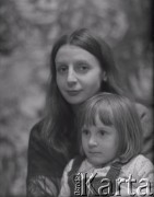 Lata 70., Polska.
Kobieta z dzieckiem.
Fot. Irena Jarosińska, zbiory Ośrodka KARTA