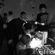 1968, Warszawa, Polska.
Międzynarodowe Studium Profilaktyki Dziecięcej w Instytucie Matki i Dziecka - kurs pediatrii społecznej dla lekarzy z Afryki i Azji.
Fot. Irena Jarosińska, zbiory Fundacji Ośrodka KARTA