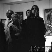 Lata 60., Kraków, Polska.
Międzynarodowe Sympozjum Tłumaczy. Uczestnicy sympozjum podczas zwiedzania ekspozycji zbiorów dawnej sztuki polskiej w Muzeum Narodowym w Krakowie.
Fot. Irena Jarosińska, zbiory Ośrodka KARTA