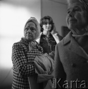 Lata 60., Kraków, Polska.
Międzynarodowe Sympozjum Tłumaczy. Uczestnicy sympozjum podczas zwiedzania ekspozycji zbiorów dawnej sztuki polskiej w Muzeum Narodowym w Krakowie.
Fot. Irena Jarosińska, zbiory Ośrodka KARTA