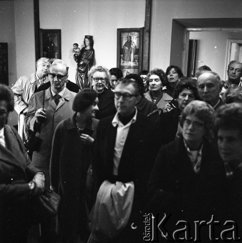 Lata 60., Kraków, Polska.
Międzynarodowe Sympozjum Tłumaczy. Uczestnicy sympozjum podczas zwiedzania ekspozycji zbiorów dawnej sztuki polskiej w Muzeum Narodowym w Krakowie. 
Fot. Irena Jarosińska, zbiory Ośrodka KARTA