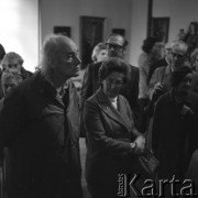 Lata 60., Kraków, Polska.
Międzynarodowe Sympozjum Tłumaczy. Uczestnicy sympozjum podczas zwiedzania ekspozycji zbiorów dawnej sztuki polskiej w Muzeum Narodowym w Krakowie.
Fot. Irena Jarosińska, zbiory Ośrodka KARTA