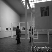 Lata 60., Kraków, Polska.
Międzynarodowe Sympozjum Tłumaczy. Uczestnicy sympozjum podczas zwiedzania wystawy plastycznej
 w gmachu Muzeum Narodowego.
Fot. Irena Jarosińska, zbiory Ośrodka KARTA