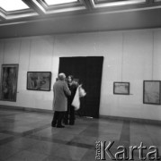 Lata 60., Kraków, Polska.
Międzynarodowe Sympozjum Tłumaczy. Uczestnicy sympozjum podczas zwiedzania wystawy plastycznej w Muzeum Narodowym.
Fot. Irena Jarosińska, zbiory Ośrodka KARTA