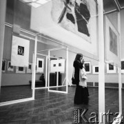 Lata 60., Kraków, Polska.
Międzynarodowe Sympozjum Tłumaczy. Uczestniczka sympozjum podczas oglądania wystawy plastycznej w Muzeum Narodowym.
Fot. Irena Jarosińska, zbiory Ośrodka KARTA