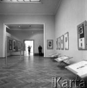 Lata 60., Kraków, Polska.
Międzynarodowe Sympozjum Tłumaczy. Uczestnicy sympozjum podczas zwiedzania wystawy plastycznej w Muzeum Narodowym.
Fot. Irena Jarosińska, zbiory Ośrodka KARTA