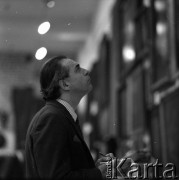 Lata 60., Kraków, Polska.
Międzynarodowe Sympozjum Tłumaczy. Uczestnik sympozjum ogląda zbiory sztuki na Zamku Królewskim na Wawelu.
Fot. Irena Jarosińska, zbiory Ośrodka KARTA