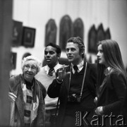 Lata 60., Kraków, Polska.
Międzynarodowe Sympozjum Tłumaczy. Uczestnicy sympozjum oglądają zbiory sztuki na Zamku Królewskim na Wawelu.
Fot. Irena Jarosińska, zbiory Ośrodka KARTA