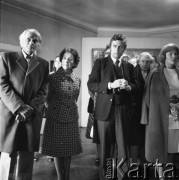 Lata 60., Kraków, Polska.
Międzynarodowe Sympozjum Tłumaczy. Uczestnicy sympozjum podczas zwiedzania ekspozycji zbiorów dawnej sztuki polskiej w Muzeum Narodowym w Krakowie.
Fot. Irena Jarosińska, zbiory Ośrodka KARTA