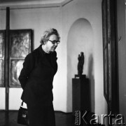 Lata 60., Kraków, Polska.
Międzynarodowe Sympozjum Tłumaczy. Uczestniczka sympozjum podczas zwiedzania ekspozycji zbiorów dawnej sztuki polskiej w Muzeum Narodowym w Krakowie.
Fot. Irena Jarosińska, zbiory Ośrodka KARTA