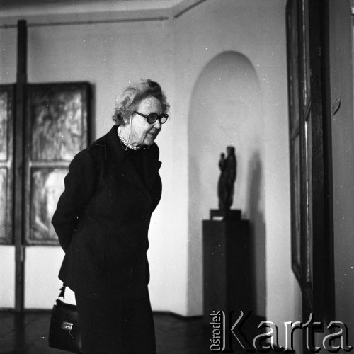 Lata 60., Kraków, Polska.
Międzynarodowe Sympozjum Tłumaczy. Uczestniczka sympozjum podczas zwiedzania ekspozycji zbiorów dawnej sztuki polskiej w Muzeum Narodowym w Krakowie.
Fot. Irena Jarosińska, zbiory Ośrodka KARTA