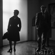 Lata 60., Kraków, Polska.
Międzynarodowe Sympozjum Tłumaczy. Uczestnicy sympozjum podczas zwiedzania ekspozycji zbiorów dawnej sztuki polskiej w Muzeum Narodowym w Krakowie.
Fot. Irena Jarosińska, zbiory Ośrodka KARTA