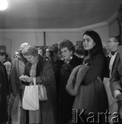 Lata 60., Kraków, Polska.
Międzynarodowe Sympozjum Tłumaczy. Uczestnicy sympozjum podczas zwiedzania ekspozycji zbiorów dawnej sztuki polskiej w Muzeum Narodowym w Krakowie.
Fot. Irena Jarosińska, zbiory Ośrodka KARTA