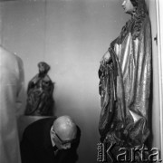 Lata 60., Kraków, Polska.
Międzynarodowe Sympozjum Tłumaczy. Uczestnik sympozjum podczas zwiedzania ekspozycji zbiorów dawnej sztuki polskiej w Muzeum Narodowym w Krakowie.
Fot. Irena Jarosińska, zbiory Ośrodka KARTA