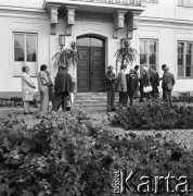 10.09.1974, Skierniewice, Polska.
XIX Międzynarodowy Kongres Ogrodniczy w Instytucie Sadownictwa, n/z uczestnicy przed Pałacem Prymasowskim, siedzibą Instytutu Sadownictwa.
Fot. Irena Jarosińska, zbiory Ośrodka KARTA