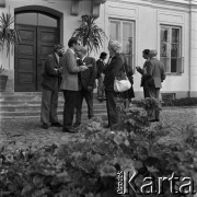 10.09.1974, Skierniewice, Polska.
XIX Międzynarodowy Kongres Ogrodniczy w Instytucie Sadownictwa, n/z uczestnicy przed Pałacem Prymasowskim, siedzibą Instytutu Sadownictwa.
Fot. Irena Jarosińska, zbiory Ośrodka KARTA