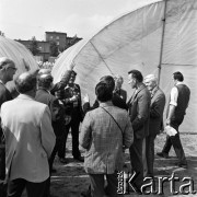 10.09.1974, Skierniewice, Polska.
XIX Międzynarodowy Kongres Ogrodniczy w Instytucie Sadownictwa, n/z uczestnicy zwiedzają Instytut Sadownictwa.
Fot. Irena Jarosińska, zbiory Ośrodka KARTA