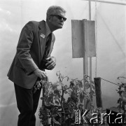 10.09.1974, Skierniewice, Polska.
XIX Międzynarodowy Kongres Ogrodniczy w Instytucie Sadownictwa, n/z uczestnicy zwiedzają Instytut Sadownictwa.
Fot. Irena Jarosińska, zbiory Ośrodka KARTA