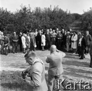10.09.1974, Skierniewice, Polska.
XIX Międzynarodowy Kongres Ogrodniczy w Instytucie Sadownictwa, n/z uczestnicy kongresu zwiedzają sad.
Fot. Irena Jarosińska, zbiory Ośrodka KARTA
