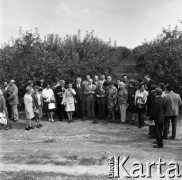 10.09.1974, Skierniewice, Polska.
XIX Międzynarodowy Kongres Ogrodniczy w Instytucie Sadownictwa, n/z uczestnicy kongresu zwiedzają sad.
Fot. Irena Jarosińska, zbiory Ośrodka KARTA