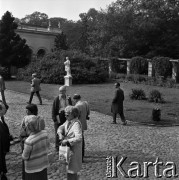 10.09.1974, Skierniewice, Polska.
XIX Międzynarodowy Kongres Ogrodniczy w Instytucie Sadownictwa, n/z uczestnicy przed Pałacem Prymasowskim, siedzibą Instytutu Sadownictwa.
Fot. Irena Jarosińska, zbiory Ośrodka KARTA