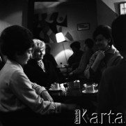 Lata 50., Warszawa, Polska.
Kawiarnia.
Fot. Irena Jarosińska, zbiory Fundacji Ośrodka KARTA