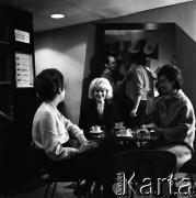 Lata 50., Warszawa, Polska.
Kawiarnia.
Fot. Irena Jarosińska, zbiory Fundacji Ośrodka KARTA