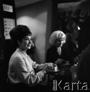 Lata 50., Warszawa, Polska.
Kawiarnia.
Fot. Irena Jarosińska, zbiory Fundacji Ośrodka KARTA