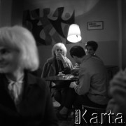 Lata 50., Warszawa, Polska.
Kawiarnia.
Fot. Irena Jarosińska, zbiory Fundacji Ośrodka KARTA