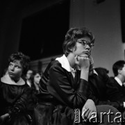 Lata 50., Warszawa, Polska.
XV Liceum Ogólnokształcące im. Narcyzy Żmichowskiej, n/z akademia na cześć Rabindranatha Tagore'a.
Fot. Irena Jarosińska, zbiory Fundacji Ośrodka KARTA