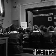 Lata 50., Warszawa, Polska.
XV Liceum Ogólnokształcące im. Narcyzy Żmichowskiej, n/z akademia na cześć Rabindranatha Tagore'a.
Fot. Irena Jarosińska, zbiory Fundacji Ośrodka KARTA