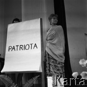 Lata 50., Warszawa, Polska.
XV Liceum Ogólnokształcące im. Narcyzy Żmichowskiej, n/z akademia na cześć Rabindranatha Tagore'a.
Fot. Irena Jarosińska, zbiory Fundacji Ośrodka KARTA